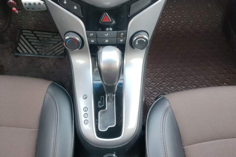 Used Chevrolet Cruze 2013 Hatchback 1.6L Automatic Luxury Model Gear Lever