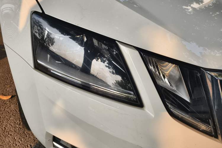 Used Skoda Octavia 2018 TSI280 DSG Luxury Edition Right Front Headlight