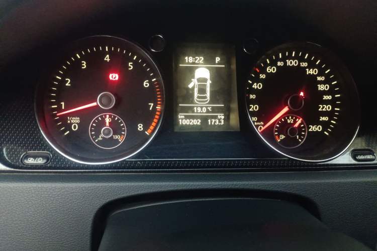 Used Volkswagen Magotan 2013 1.8TSI Premier Model Odometer Close Up