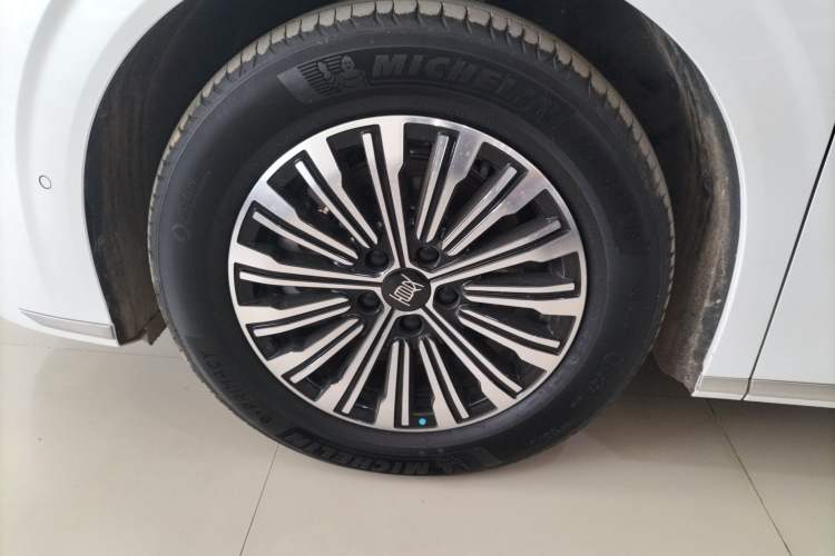 Used BYD Xia 2025 DM-i 1.5T 180km Excellence Model Left Front Wheel Hub