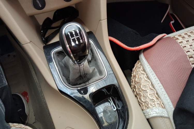 Used Baojun 730 2016 1.5L Manual Luxury Edition 7 Seats Gear Lever