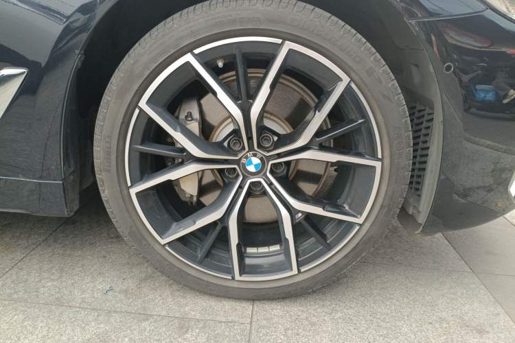 Used BMW 5 Series 2021 530Li Luxury Edition M Sport Package Right Front Wheel Hub