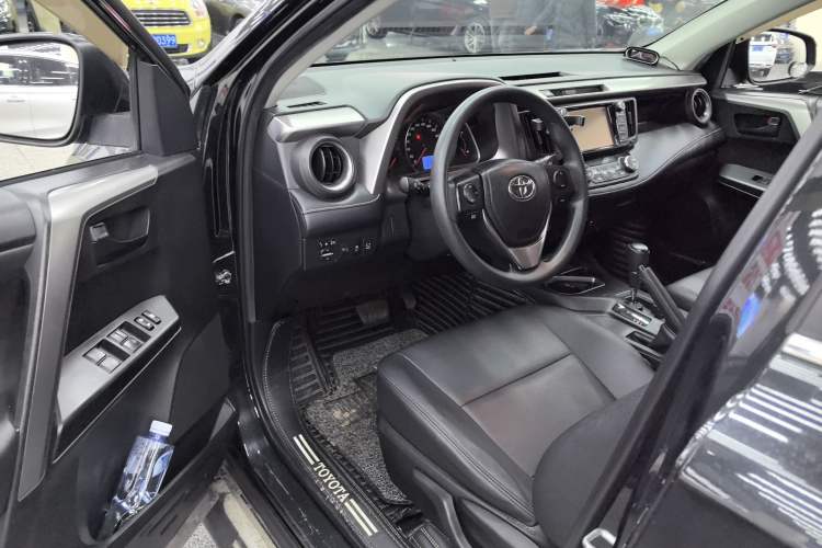 Used Toyota RAV4 2016 2.0L CVT Two-Wheel Drive Fashion Edition China V Standard
