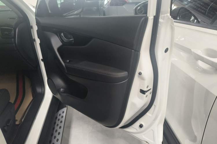 Used Nissan X-Trail 2023 Classic 2.0L Two-Wheel Drive Smart Connect Premium Edition