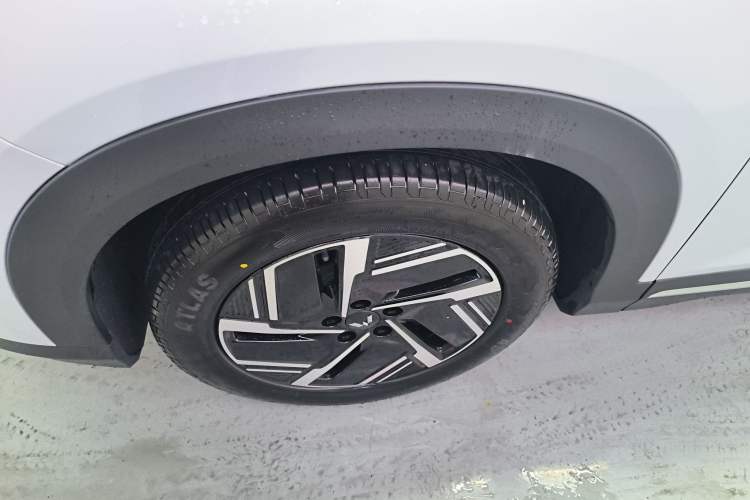 Used Wuling Xingguang S 2025 Model, 130km Flagship Edition Left Front Wheel Hub