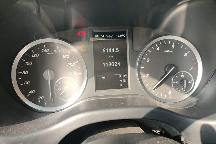 Used Mercedes-Benz Vito 2021 2.0T Business Version 7 Seats Odometer Close Up