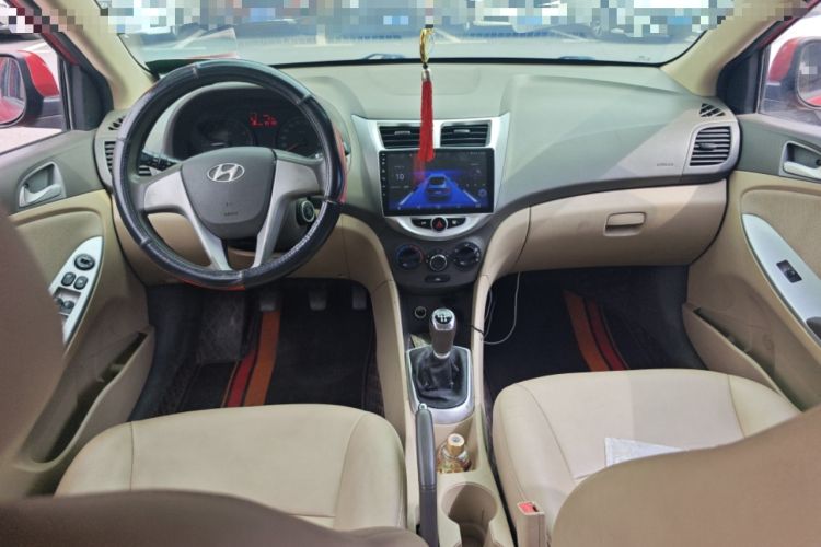 Used Hyundai Verna (older generation) 2010 Sedan 1.4L Manual Comfort GS Center Console