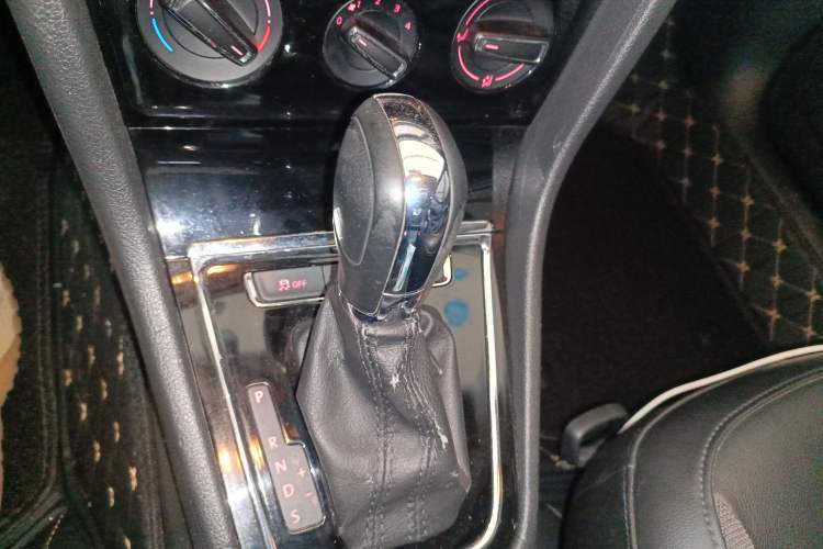 Used Volkswagen Bora 2014 1.6L Automatic Comfort Model Gear Lever