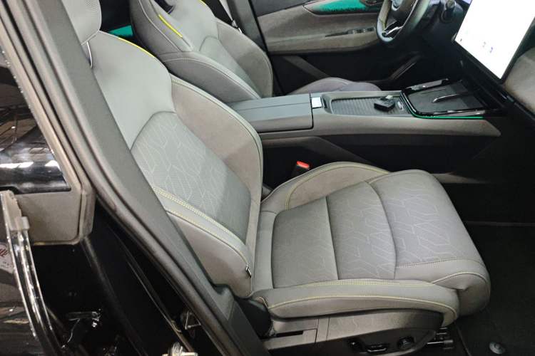 Used Lynk & Co 08 EM-P 2025 120km Long-Range Pro
