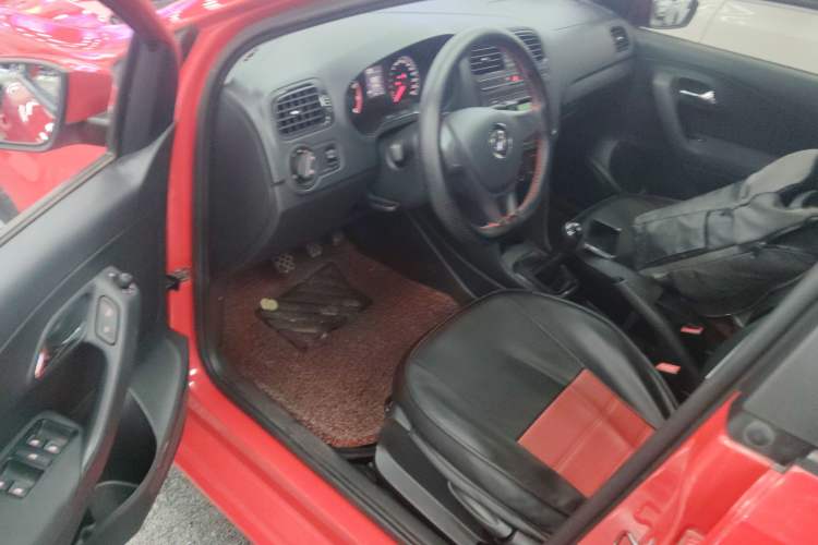 Used Volkswagen Polo 2016 1.4L Manual Fashion Model Driver Seat