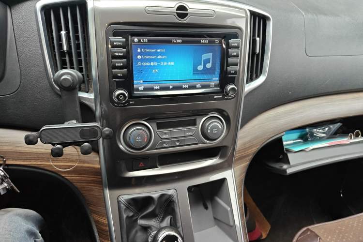 Used FORTHING Lingzhi PLUS 2021 2.0L Manual Luxury 9-Seater Audio And AC Panel