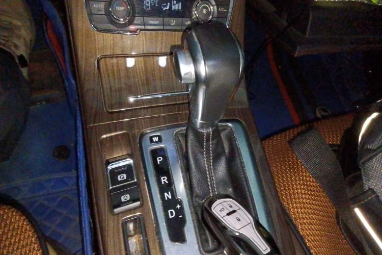 Used Hanteng X5 2019 MAX 1.5T CVT Luxury 7-Seater Gear Lever