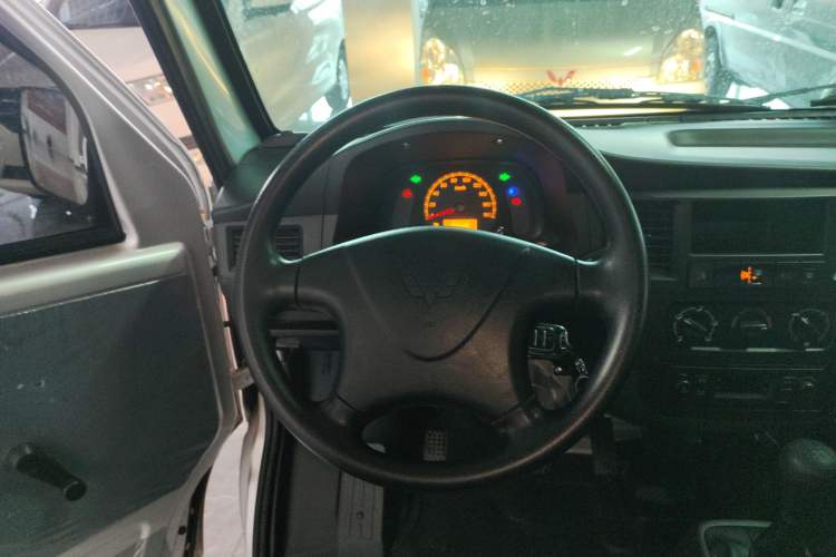 Used Wuling Zhiguang 2023 1.5L Practical Version 5/7 Seats Steering Wheel