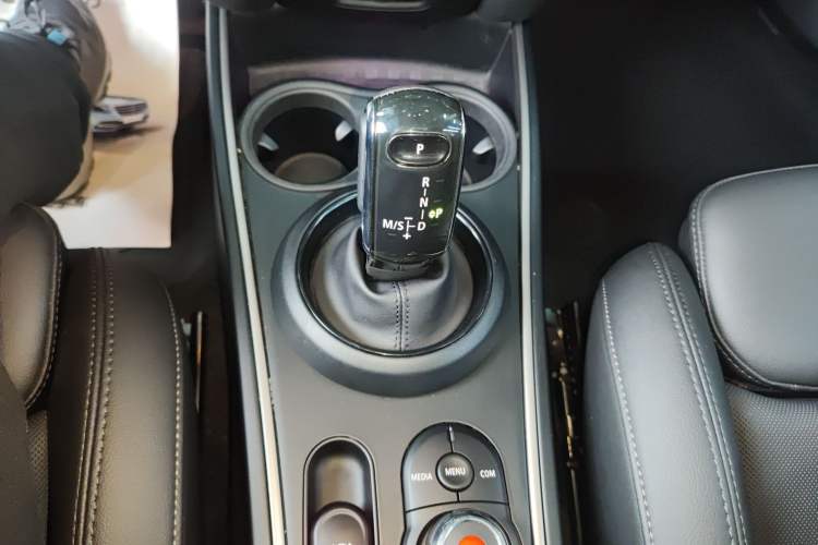 Used MINI Countryman 2019 1.5T COOPER Artist Weekend Travel Edition Gear Lever