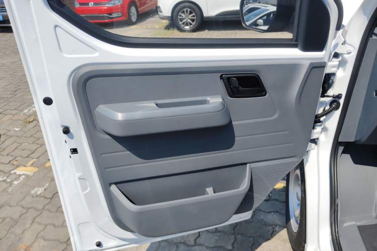 Used Wuling Yangguang 2024 300KM Comfort Version Passenger Van 75kW