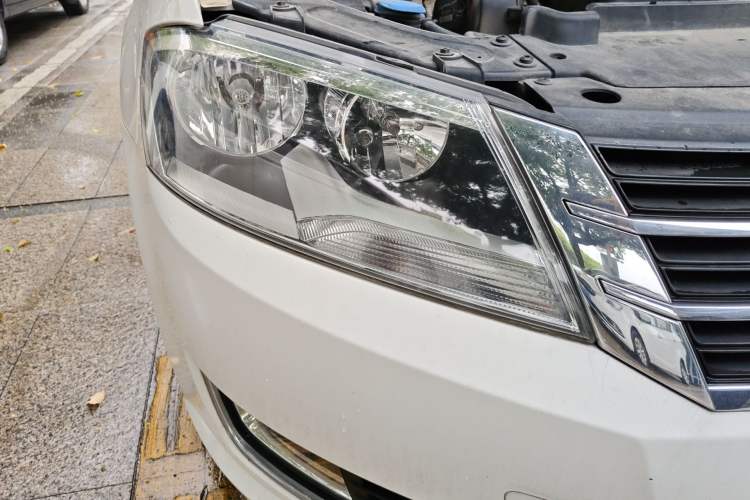 Used Volkswagen Gran Lavida 2014 1.6L Automatic Sport Edition Right Front Headlight