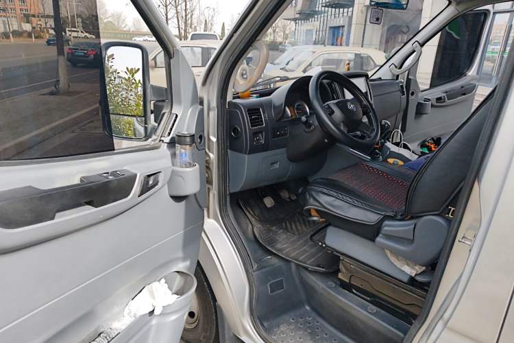 Used Dongfeng Yufeng 2021 2.4T Rear-Drive Logistics Vehicle Long Wheelbase High Roof Dual Rear Tires 6–9 Seats China VI Emission Standard YCY24140-60
