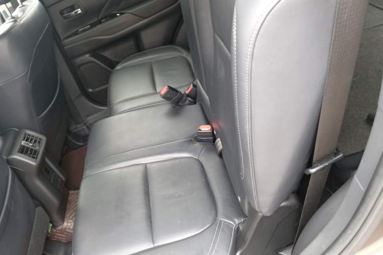 Used Mitsubishi Outlander 2019 2.4L 4x4 Zhi Xiang Edition 7 Seats China V Emission Standard