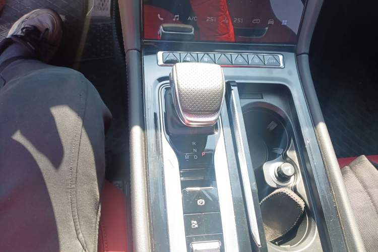 Used Hongqi H6 2024 2.0T ZhiShang Version Gear Lever