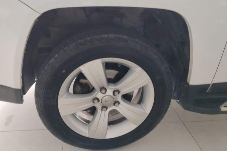 Used Jeep Compass 2013 2.4L four-wheel-drive sport version Left Front Wheel Hub