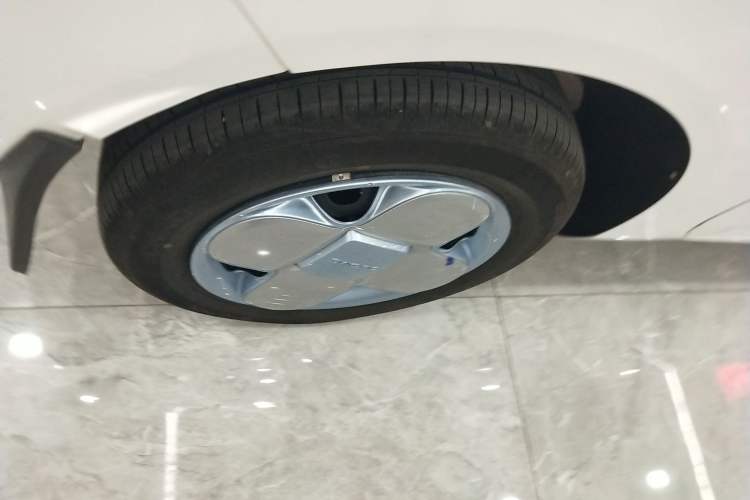 Used Geely Galaxy Panda 2024 Panda Mini 200km Longteng PRO Edition Right Rear Wheel Hub