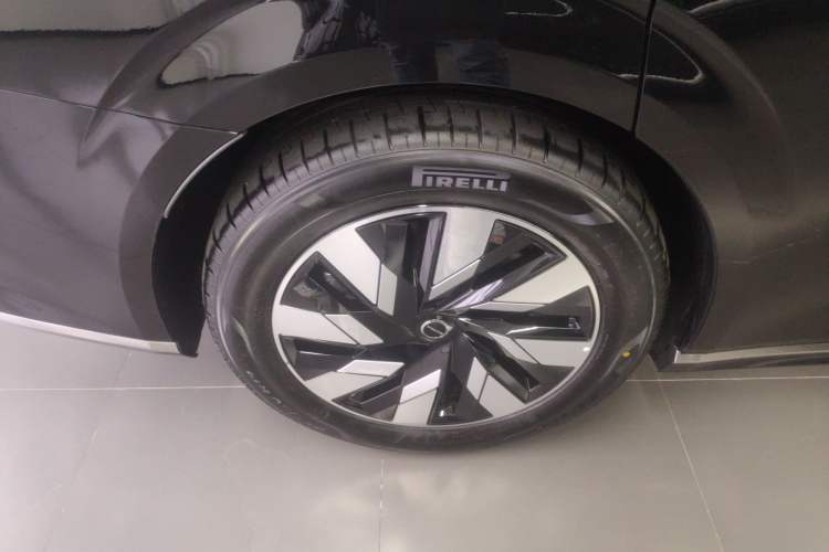 Used Volvo EM90 2025 Ultra Six-Seater Right Rear Wheel Hub