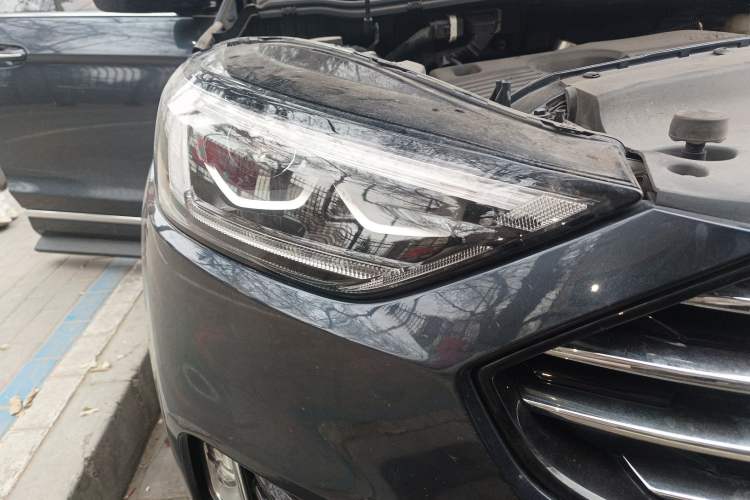 Used Ford Edge 2020 EcoBoost 245 Two-Wheel Drive Titanium 7-Seater Right Front Headlight