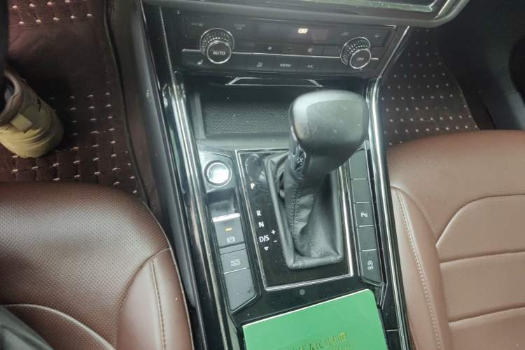 Used Volkswagen Phideon 2018 Revised Version 380TSI Two-Wheel Drive Business Edition Gear Lever