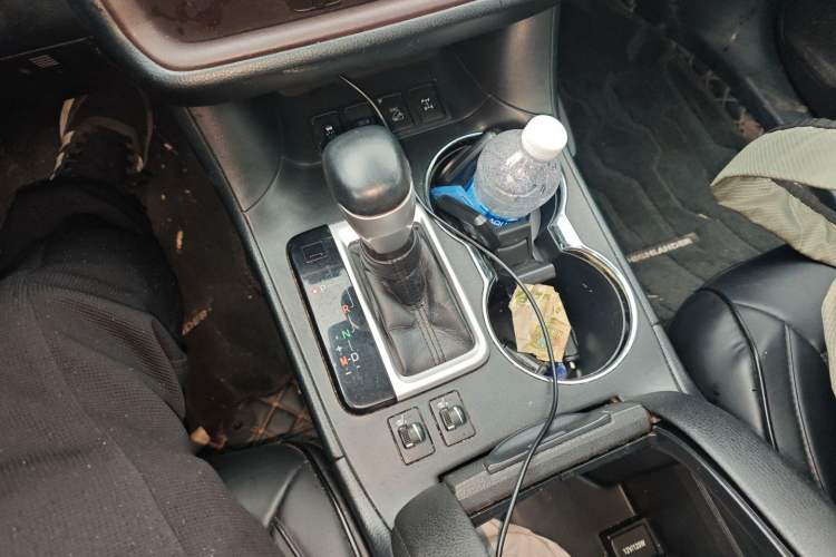 Used Toyota Highlander 2018 2.0T Four-Wheel Drive Luxury Edition 7 Seats China V Emission Standard Gear Lever