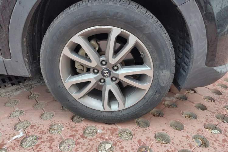 Used Hyundai Santa Fe 2013 2.4L Automatic 4x4 Prestige Edition Right Front Wheel Hub