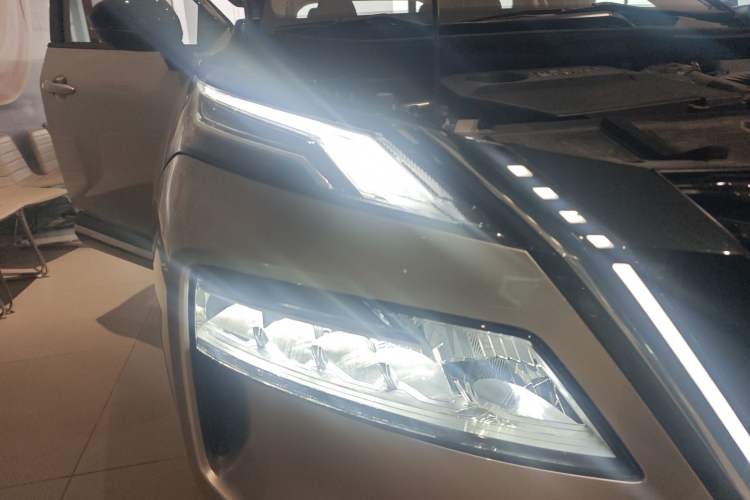 Used Nissan X-Trail 2023 e-POWER Ultra-Hybrid Dual-Motor All-Wheel-Drive Luxury Edition Right Front Headlight