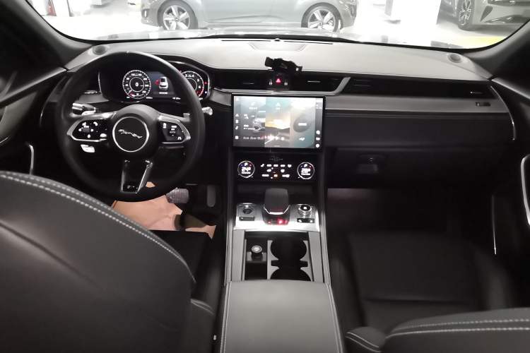 Used Jaguar F-PACE 2021 250 PS R-Dynamic S
