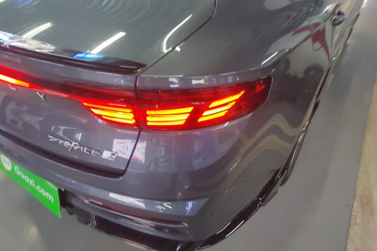 Used Geely Auto Preface 2023 2.0TD "Only This Verdant Green" Edition Right Rear Taillight
