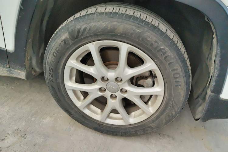 Used Jeep Cherokee 2017 2.0L Superior Edition Right Front Wheel Hub