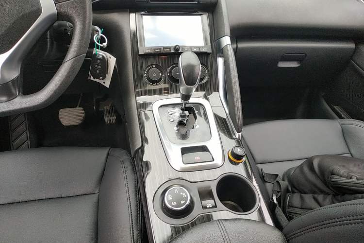 Used Peugeot 3008 2015 1.6THP Automatic Classic Edition Gear Lever