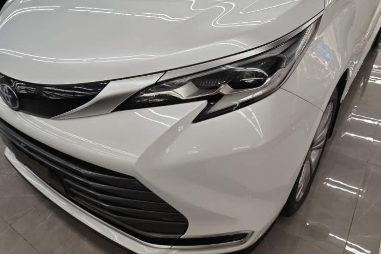 Used Toyota Sienna 2023 2.5L Hybrid Deluxe Edition