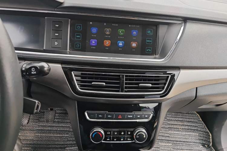 Used CHANGAN KAICHENG Oushang A600 2016 1.5L Manual Luxury 7-Seater Audio And AC Panel