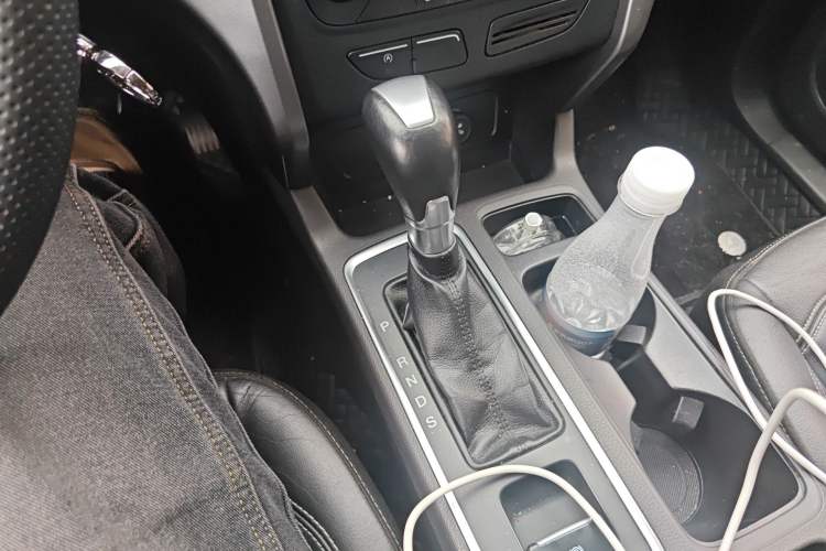 Used Ford Kuga 2017 EcoBoost 180 Two-Wheel-Drive Platinum Edition Gear Lever