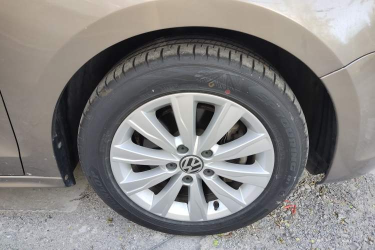 Used Volkswagen Sagitar 2014 1.4TSI Automatic Luxury Model Right Front Wheel Hub