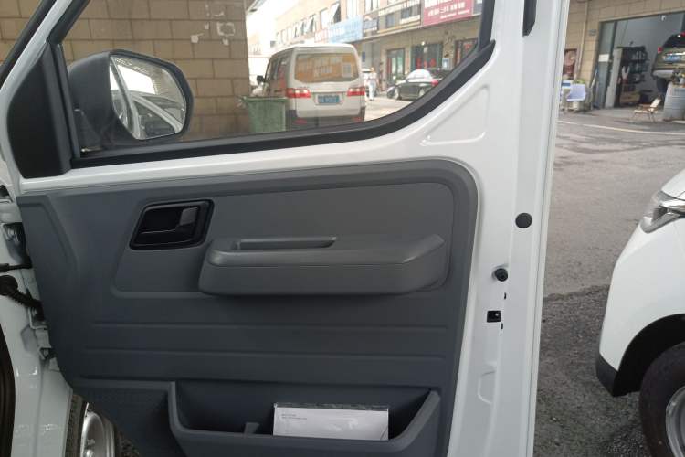 Used Wuling Yangguang 2024 300KM Comfort Version Passenger Van 75kW