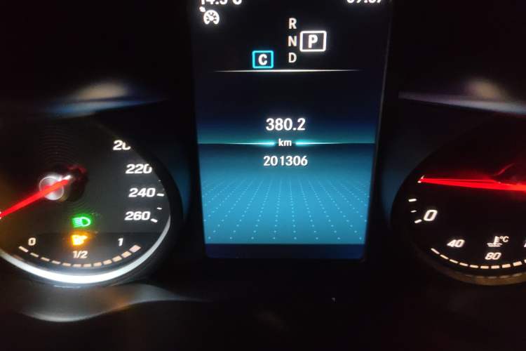 Used Mercedes-Benz GLC 2020 GLC 260 L 4MATIC Dynamic Model Odometer Close Up