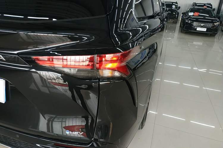 Used Toyota Granvia 2026 Model 2.5L Hybrid Prestige PLUS Edition Exterior 3