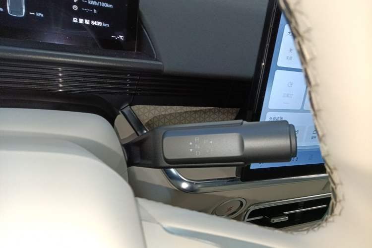 Used Toyota BZ 3X 2025 520 Pro+ LiDAR Edition Gear Lever