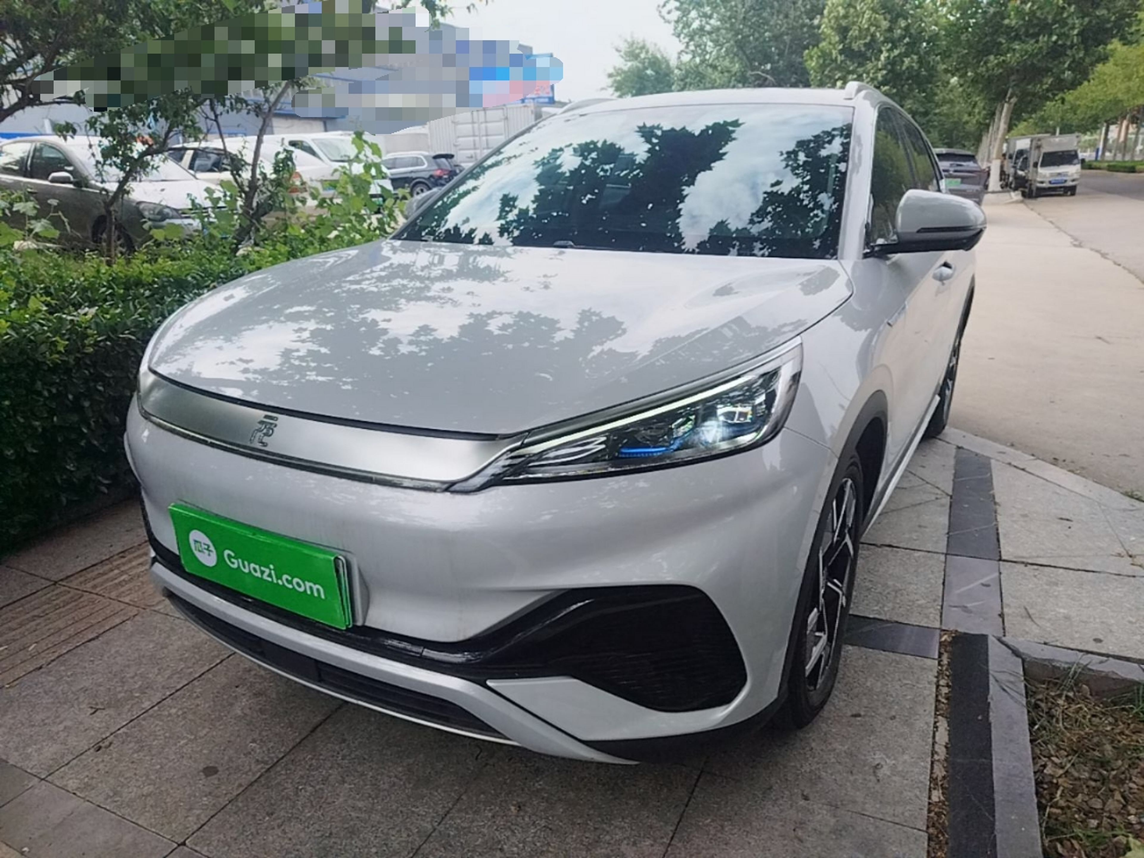 Под передней частью автомобиля