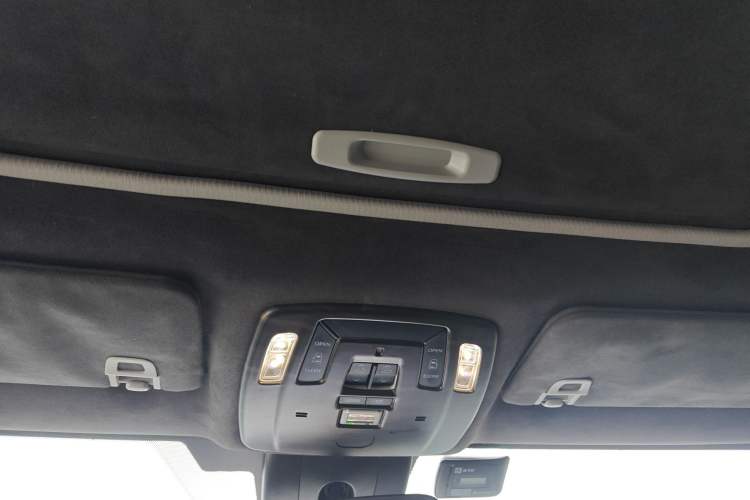 Used Toyota Granvia 2023 2.5L Hybrid Comfort Edition
