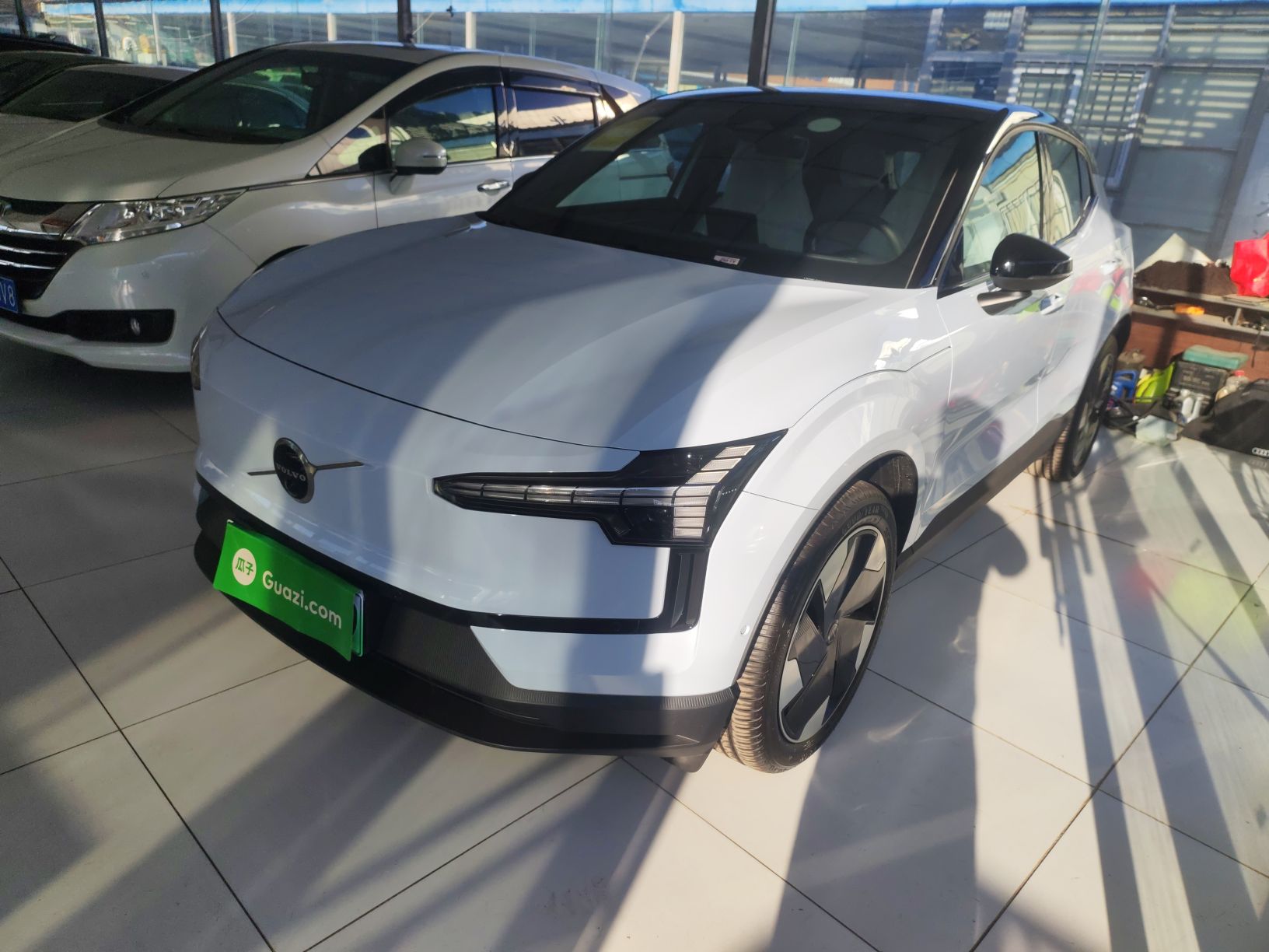 Под передней частью автомобиля