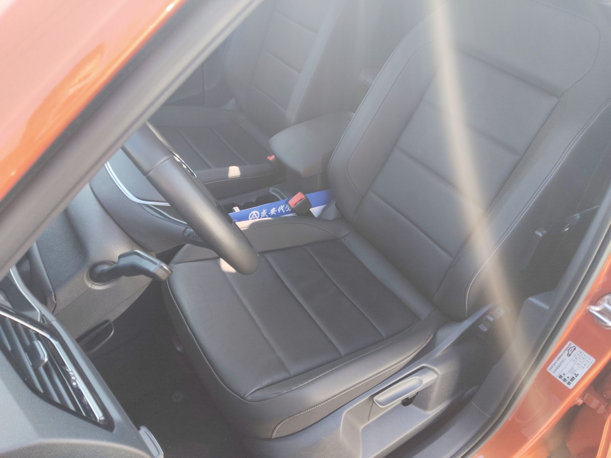 المقاعد الأمامية داخل السيارة