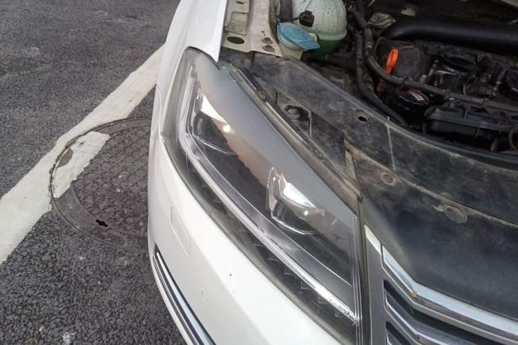 Used Volkswagen Magotan 2012 1.8TSI Luxury Model Right Front Headlight