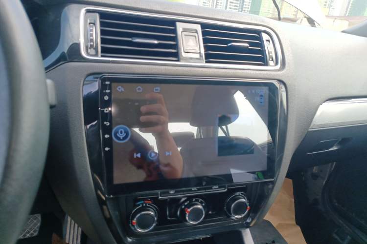 Used Volkswagen Sagitar 2017 1.6L Automatic Comfort Model Audio And AC Panel