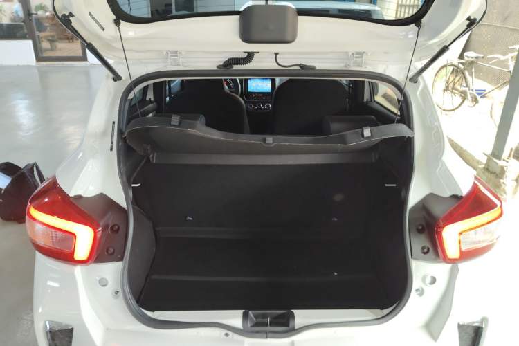 Used Venucia e30 2020 Elite Version Trunk